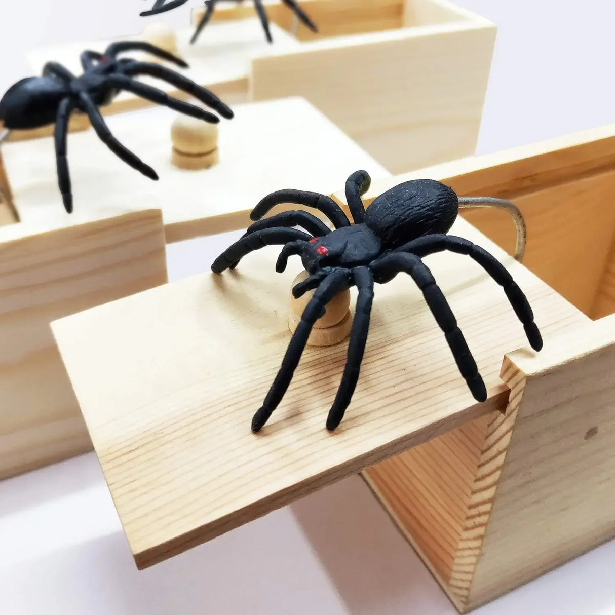Funny Pop-Up Spider Scare Box - Desk Decor Gag Gift for Halloween, Christmas & Birthday, Novelty Office Toy & Home Decoration
