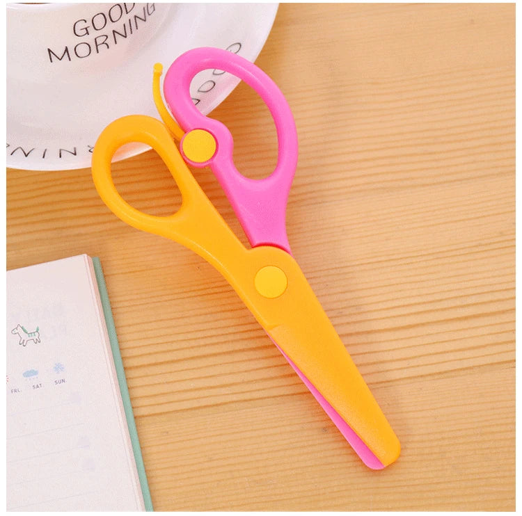 New 1 Pcs 137mm Mini Safety Round Head Plastic Scissors Student Kids Paper Cutting Minions Supplies for Kindergarten School