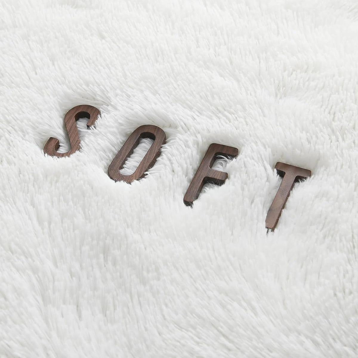 140 × 200 cm White Fluffy Indoor Area Rug