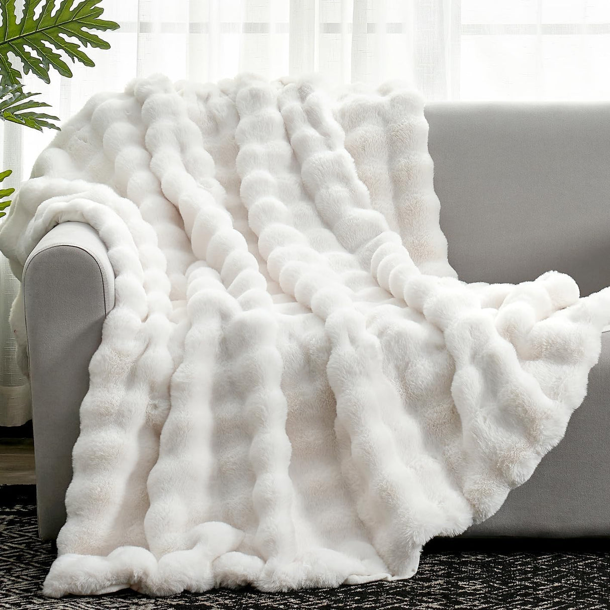 TARODEA Faux Fur Throw Blanket for Couch, Fuzzy Soft Plush Thick Bubble Blanket for Sofa Bedroom Living Room (Cream White, 130x160 cm)