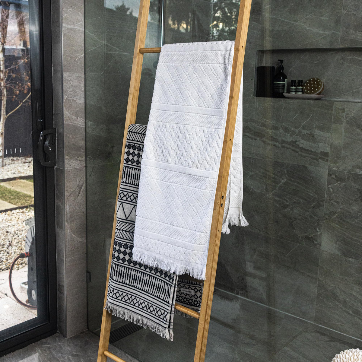 6-Rung Bamboo Leaning Ladder for Towels, Blankets & Quilts