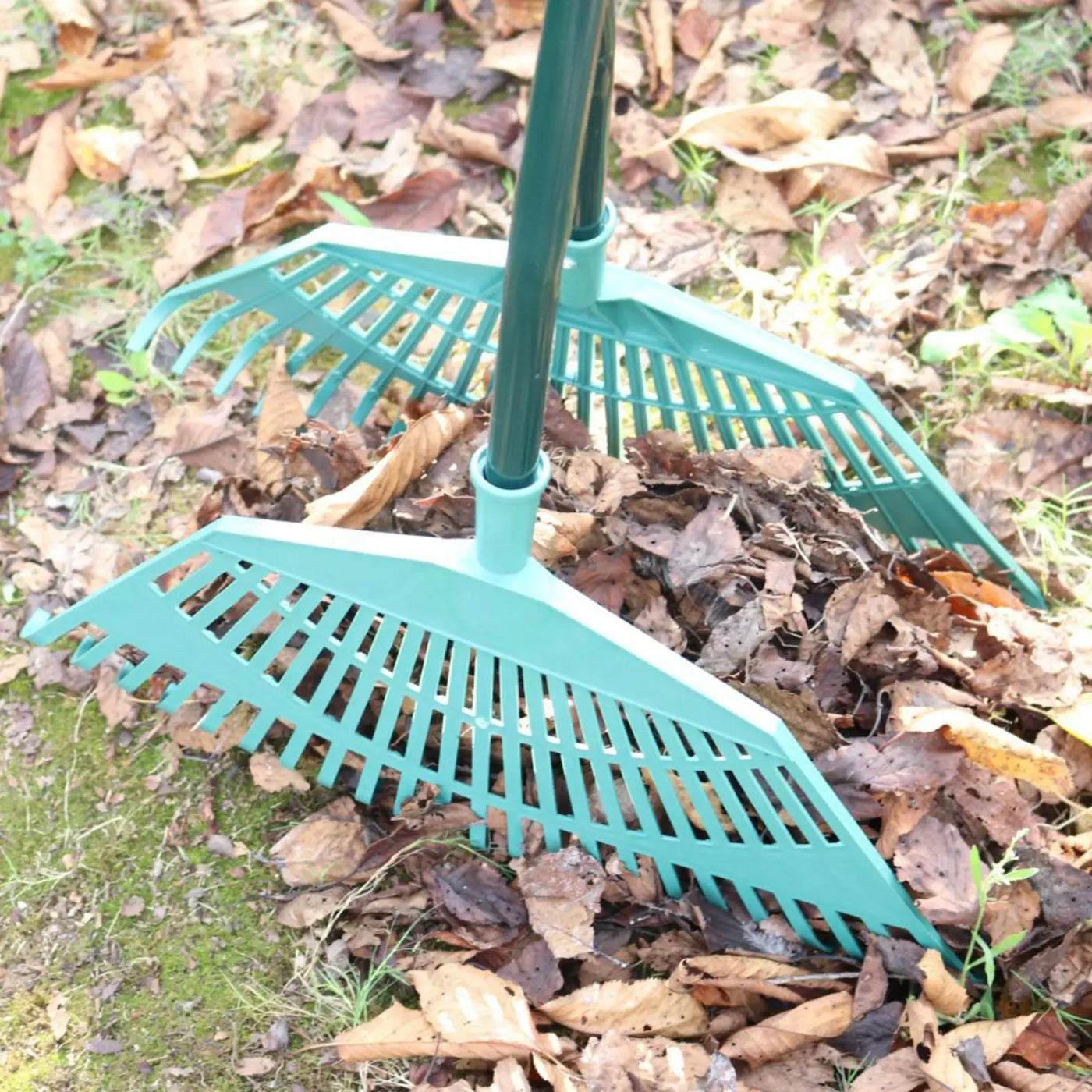 Long-Handled Leaf Grabber Rake – Carbon Steel Garden Leaf & Debris Collector (92cm)