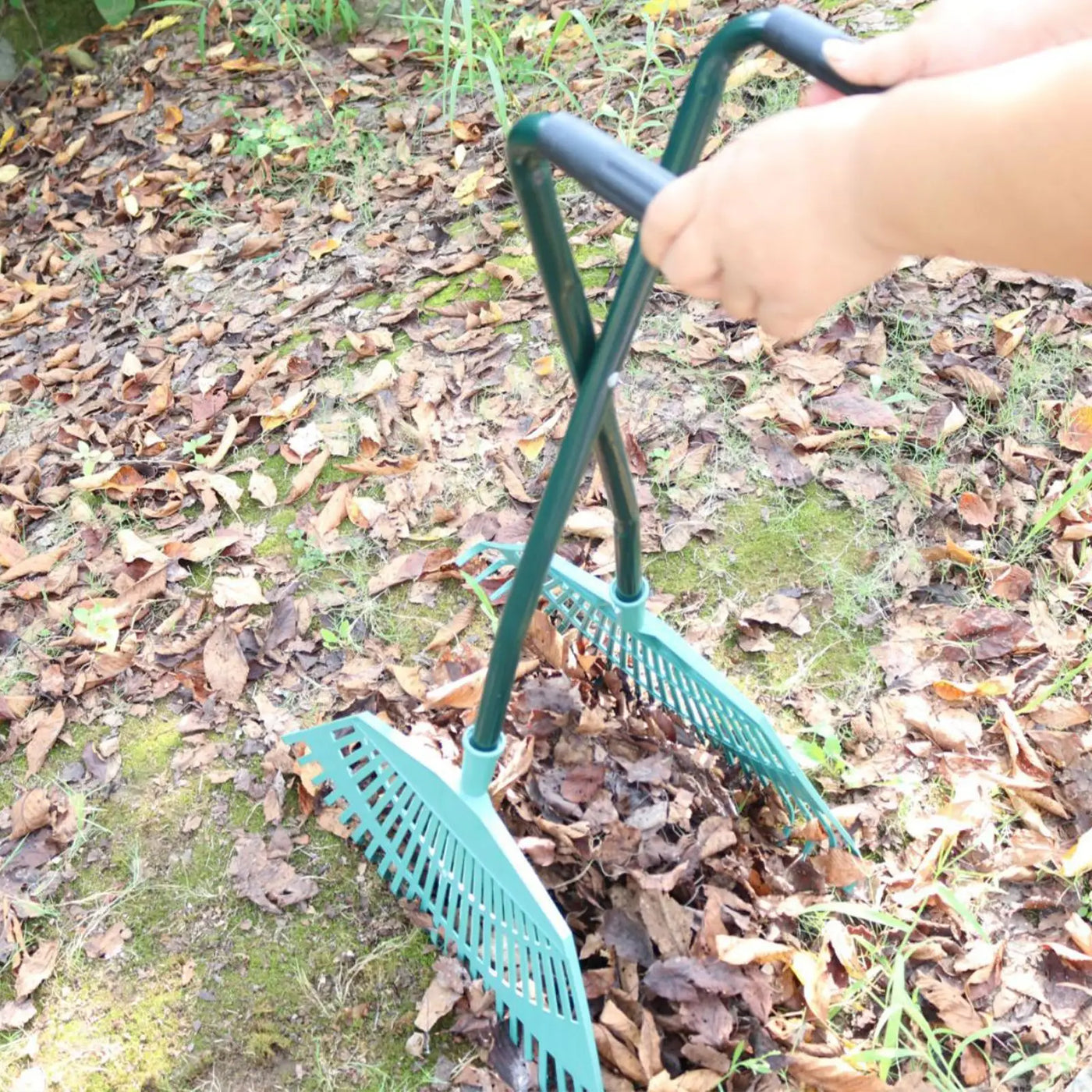 Long-Handled Leaf Grabber Rake – Carbon Steel Garden Leaf & Debris Collector (92cm)