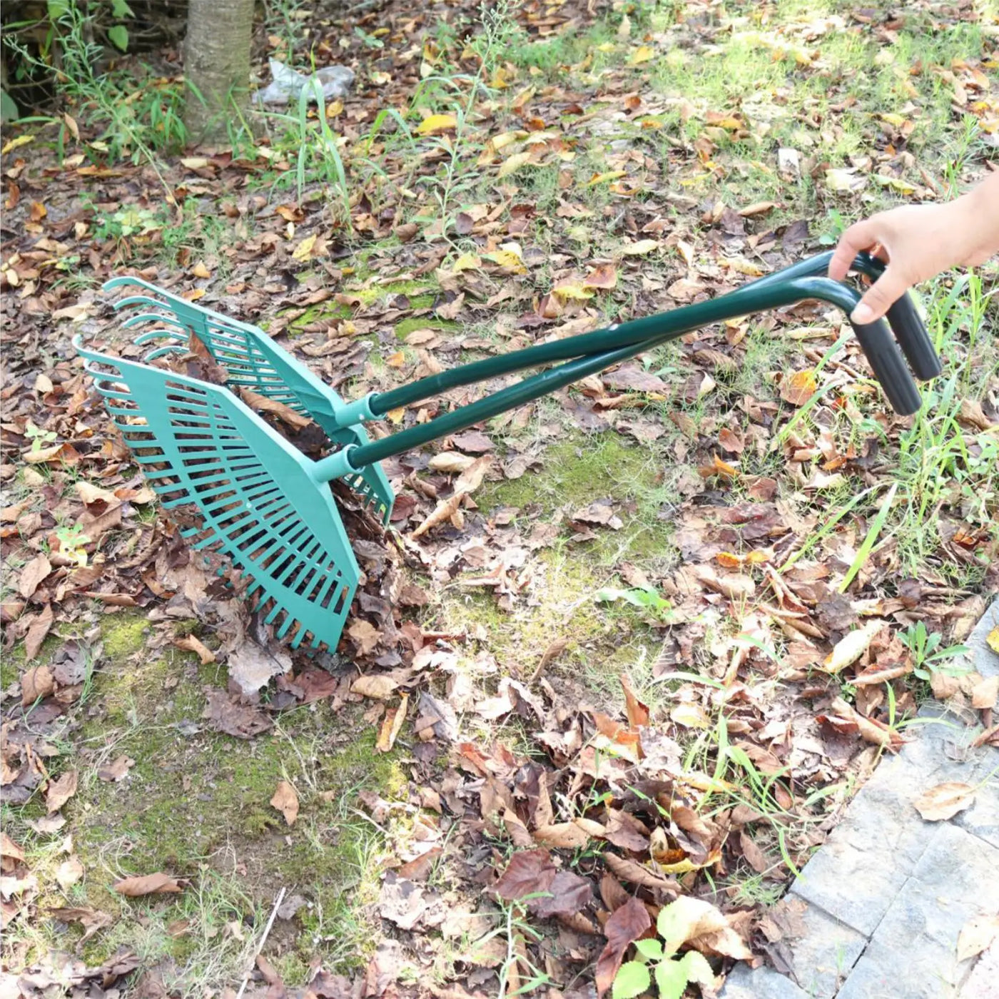 Long-Handled Leaf Grabber Rake – Carbon Steel Garden Leaf & Debris Collector (92cm)