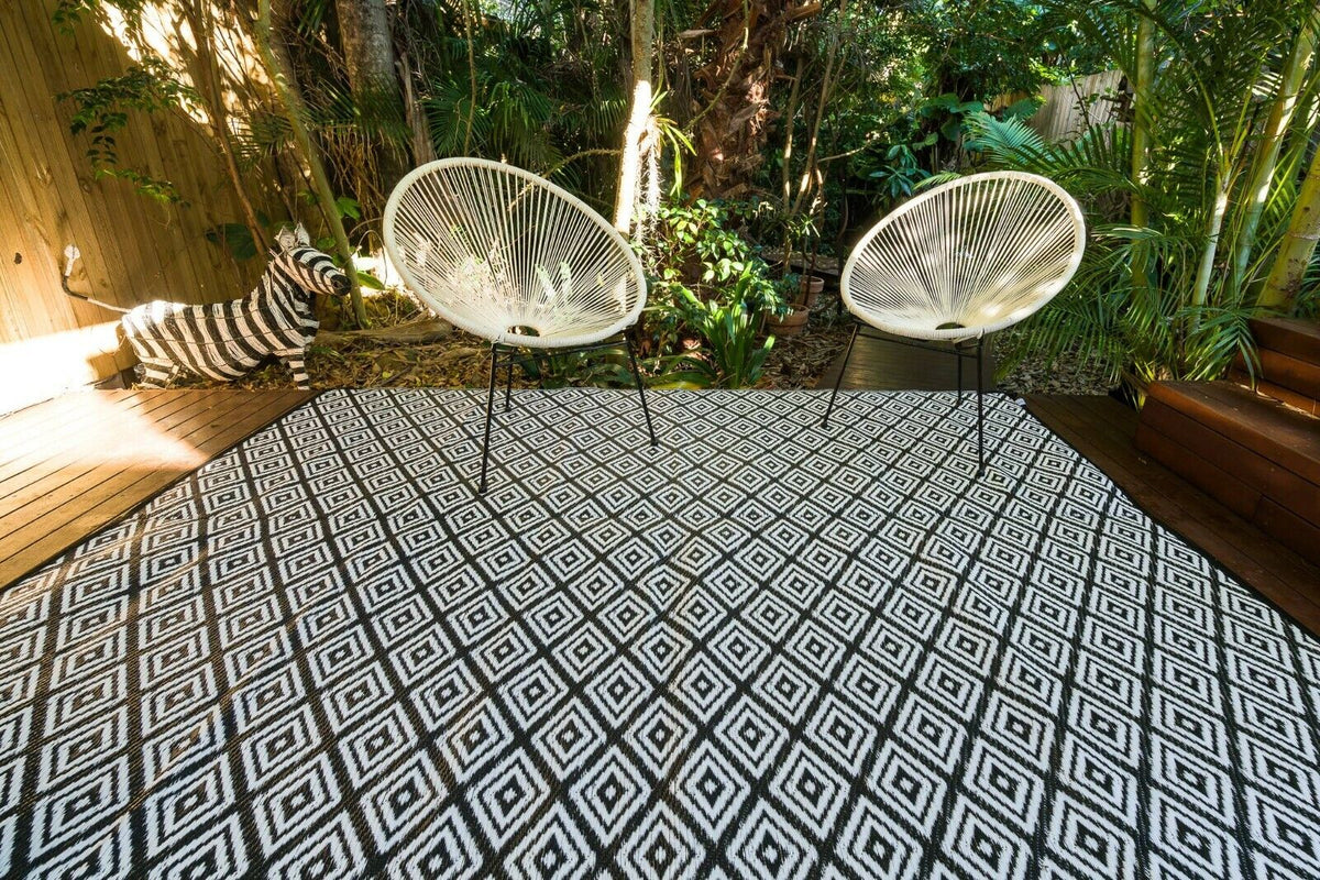 200 × 270 cm Black & White Diamond Outdoor Rug