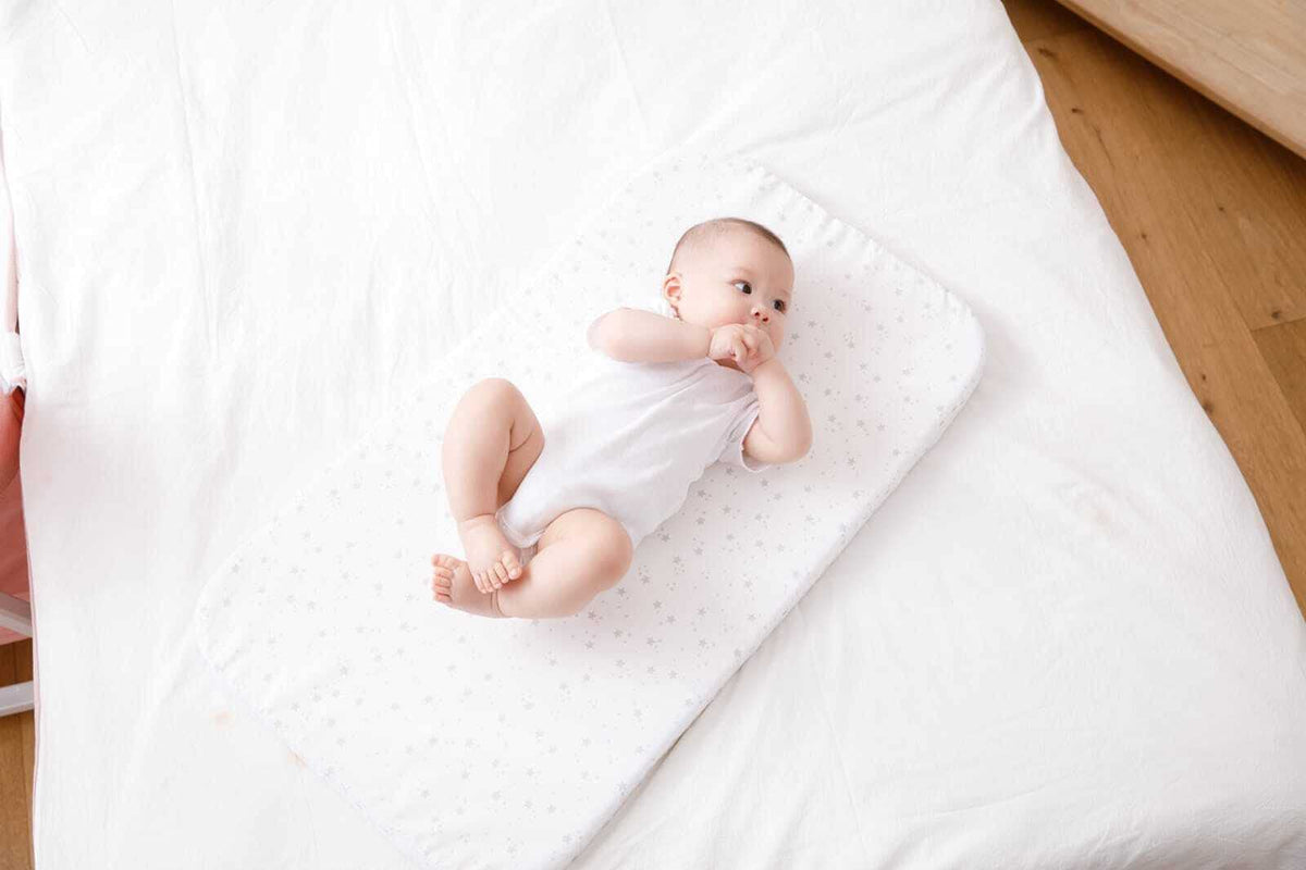 Baby bassinette with Mattress, Rocking Crib Co-Sleeping Cradle with Mosquito net (Blue)