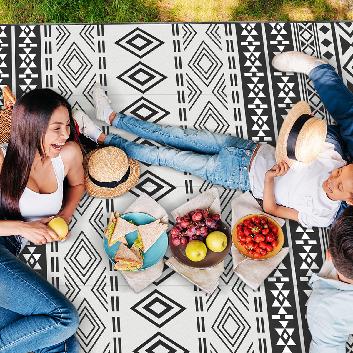 150 × 245 cm Black & White Reversible Outdoor Rug