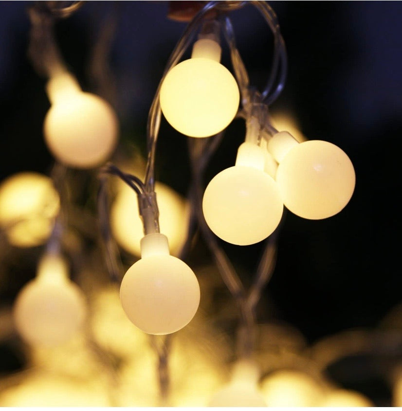 Globe Fairy Light Battery Powered 22.9FT 50 LED Ball String Lights with Remote Control for Holiday Christmas New Year Wedding Party Gardens Lawns Patios Indoor & Outdoor Decoration(Warm White)